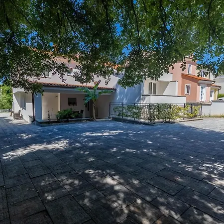 Deluxe Valbruna Villa