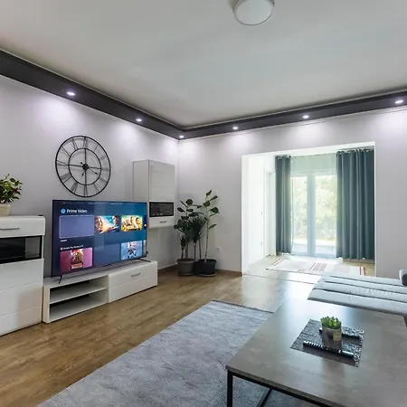 Deluxe Valbruna Villa